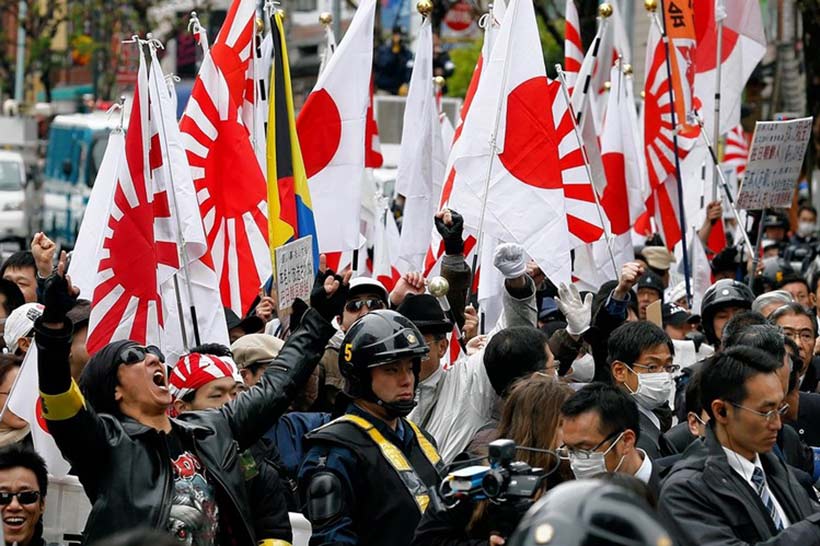 Japanischer nationalistischer Abschaum kommen ab und zu nach Taiji, greifen Reporter an, belästigen Frauen und loben mit Naziparolen die verbrecherische Delfinjagden als Heldentat