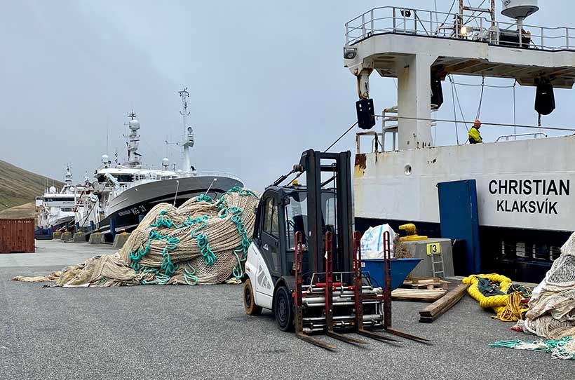 : Paar Schiffe der riesigen Färöer Fischfangflotte
