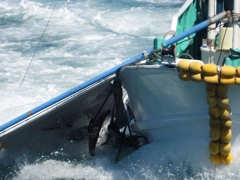 Kunito Seko mach jedes Mal grossartige Nahbilder des Verbrechens wie hier beim Schwarz-Rauch stinkenden Jagdschiff, dass die Opfer zum entsorgen ins Metzgerhaus schleppt