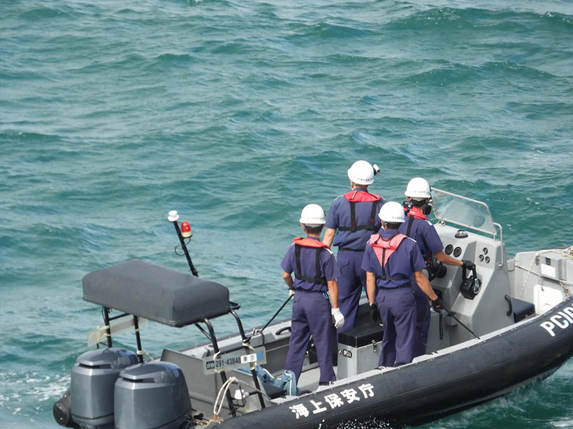 Japanische Polizisten mischen in den Verbrechen an Delfinen und Walen in Taji mit, ihre Aufgabe ist das Morden vor Tierschützer zu sichern und wird von der Regierung mit Steuergeldern subventioniert, wie das Schlachten