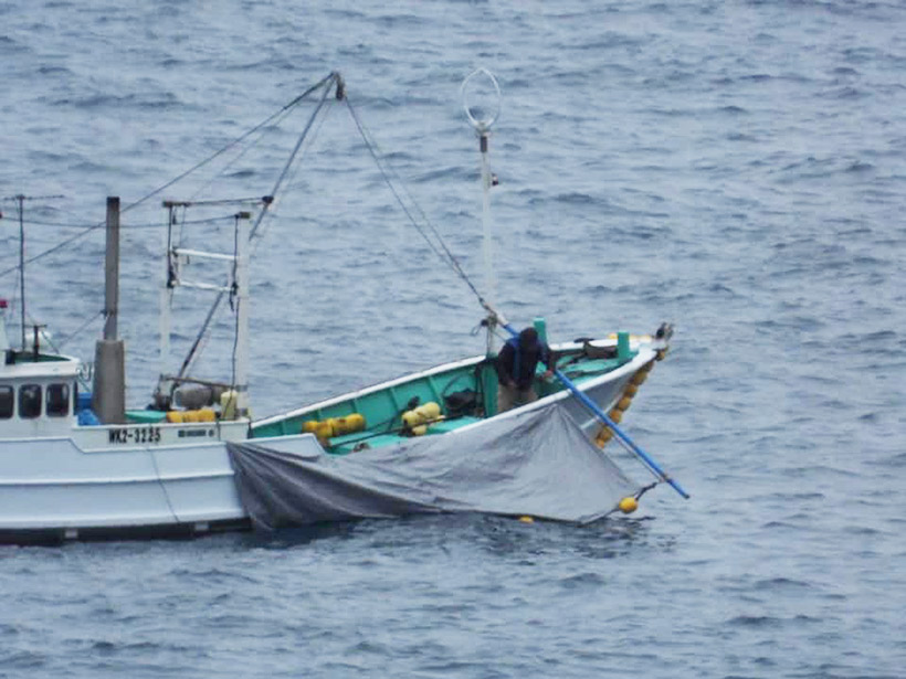 Unter dieser Plane am Boot des Massenmörders, wurden die Delfine abgeschlachtet, die aus der Bucht flüchten konnten
