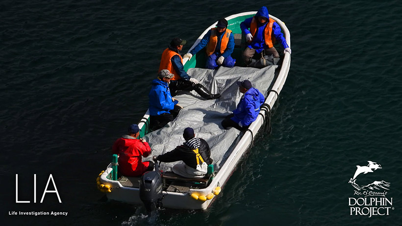 Das erste Boot gestappelt mit ermordeten Opfer des heutigen Verbrechens 
