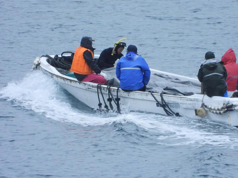 Seile mit denen die gequälten und ermordeten Opfer an der Schwanzflosse gefesselt wurden hängen noch aus dem Boot