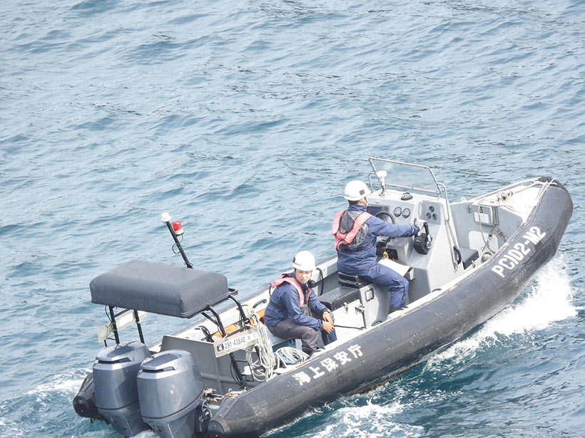 Japanische Marine-Polizei, der Staat Japan beschützt die Delfinmassenmörder vor harmlosen japanischen Aktivistinnen und Aktivisten, die nur filmen und manchmal friedlich gegen das Schlachten demonstrieren